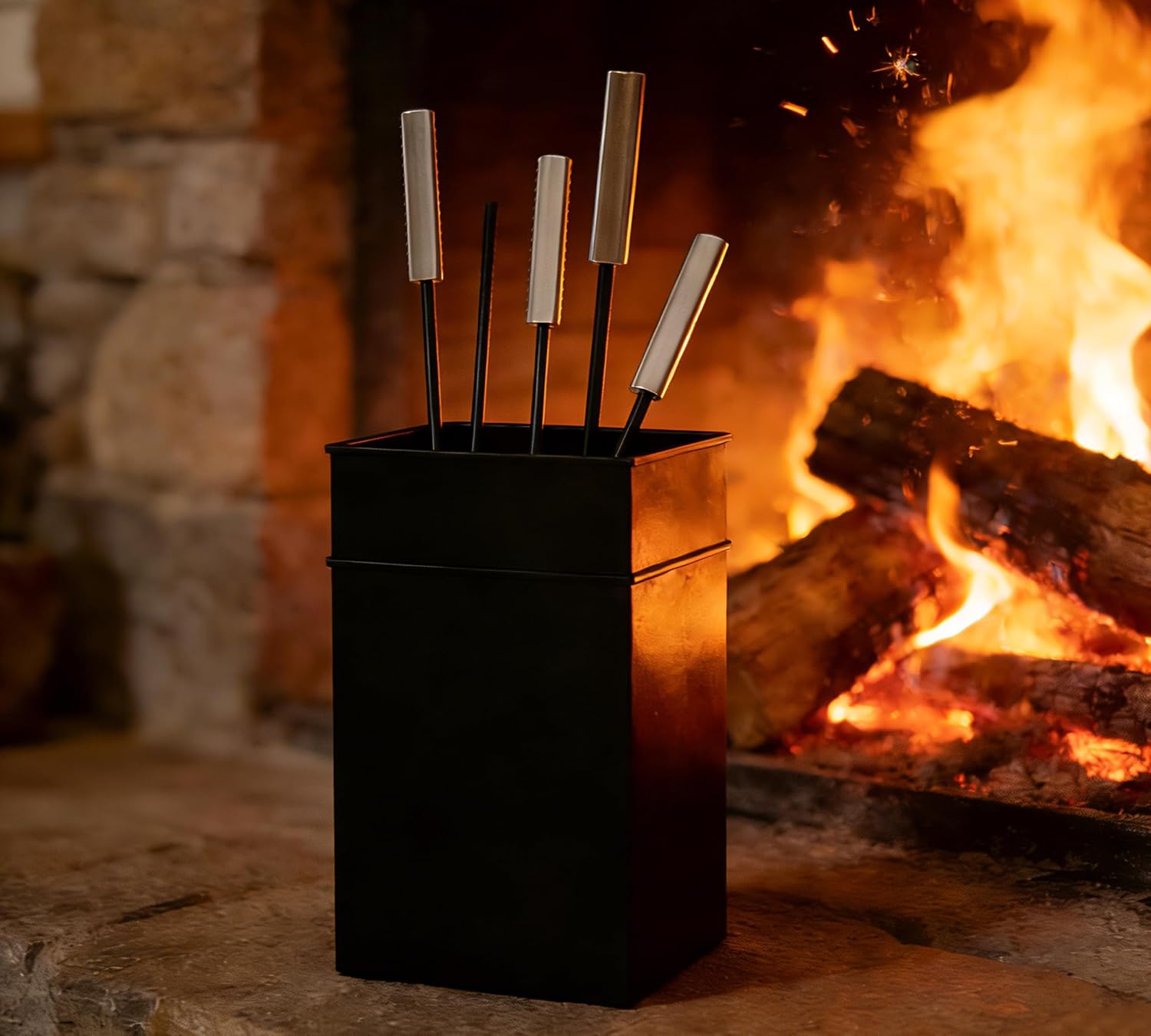 Kingson Ensemble d'outils de cheminée élégant comprenant une brosse, une pelle, un tisonnier et une pince, poignées en acier inoxydable, design élégant pour brûleurs à bûches et cheminées