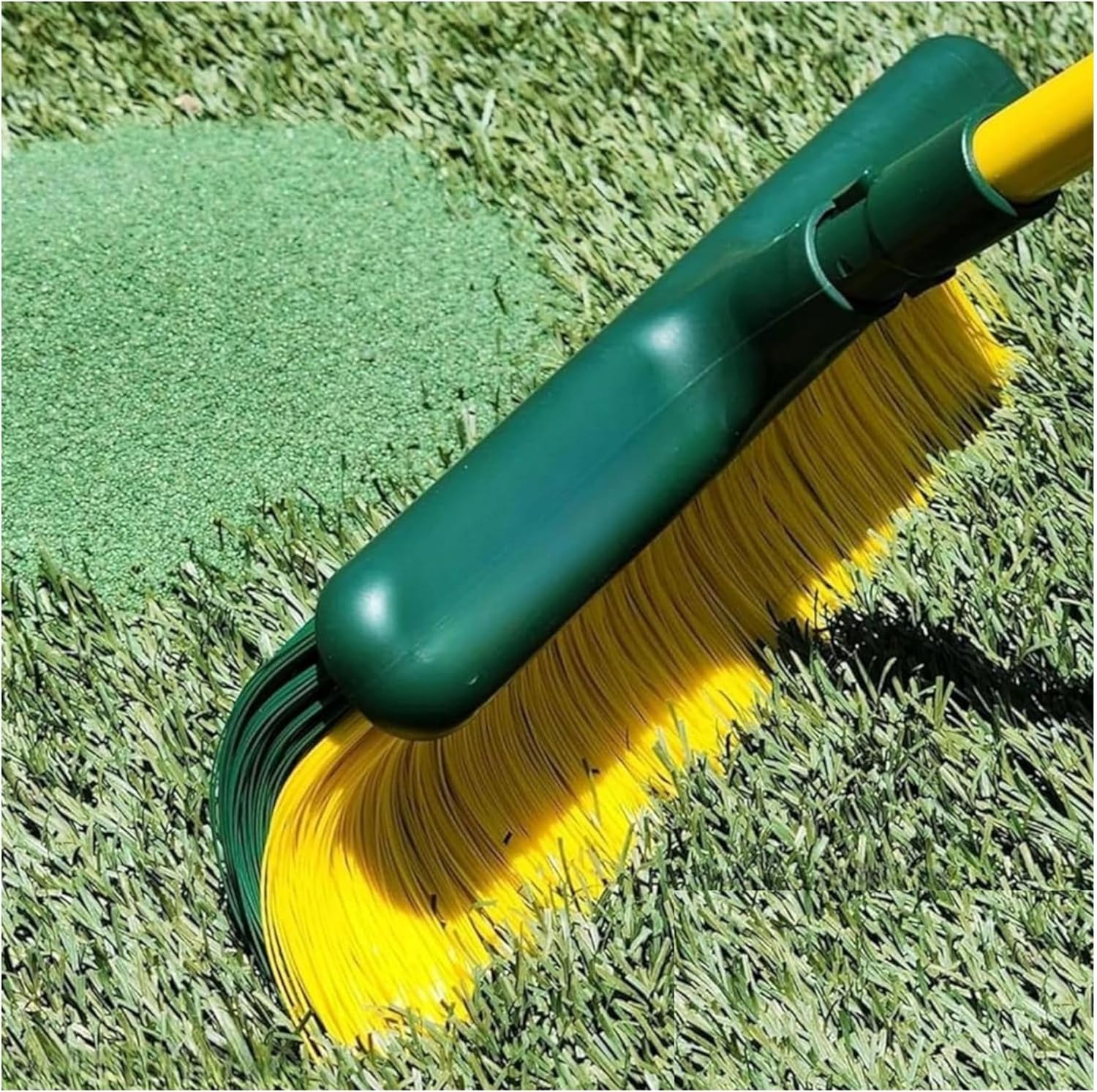 Brosse Gazon Synthetique Exterieur Ou Balai pour Gazon Synthétique sans Manche, Compatible avec Universal Manche, Outil Idéal pour Nettoyage Et Entretien des Jardins Et Terrasses.